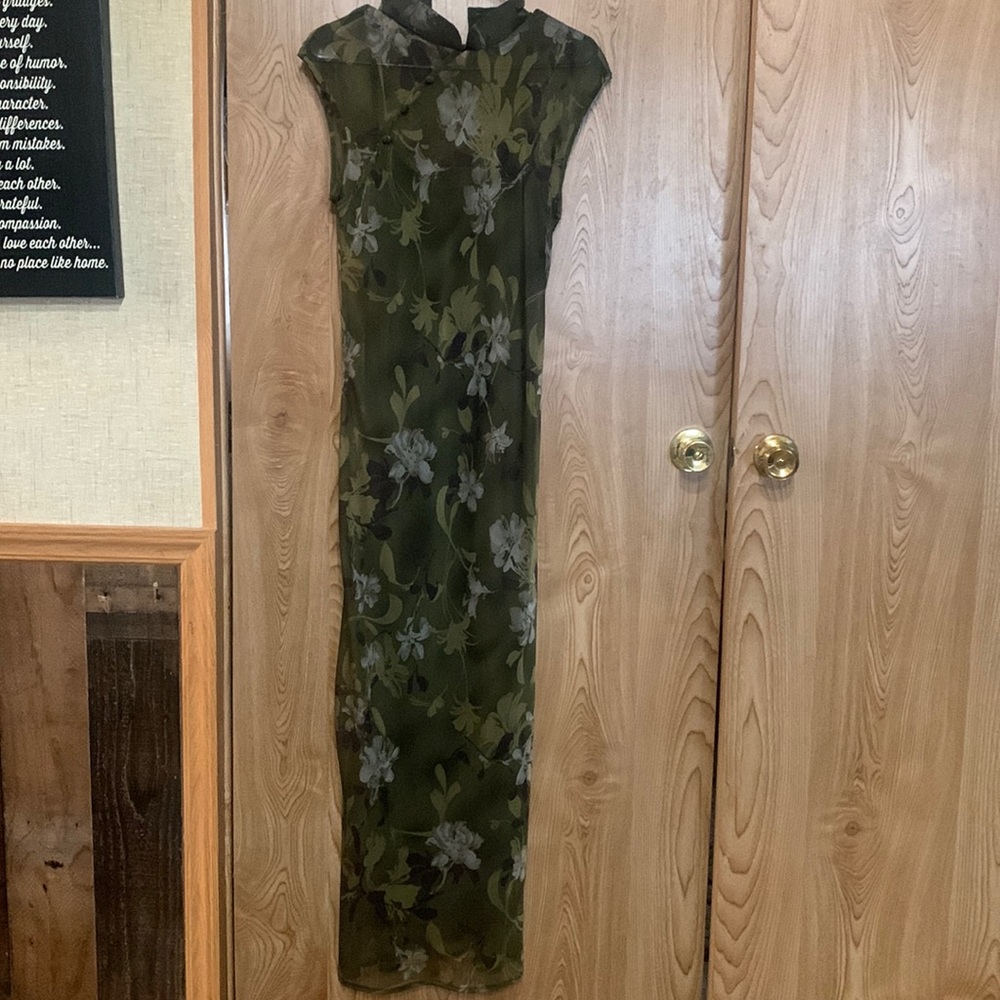 Beautiful, long, dark green sheer, Jessica Howard sleeveless dress, size 10.